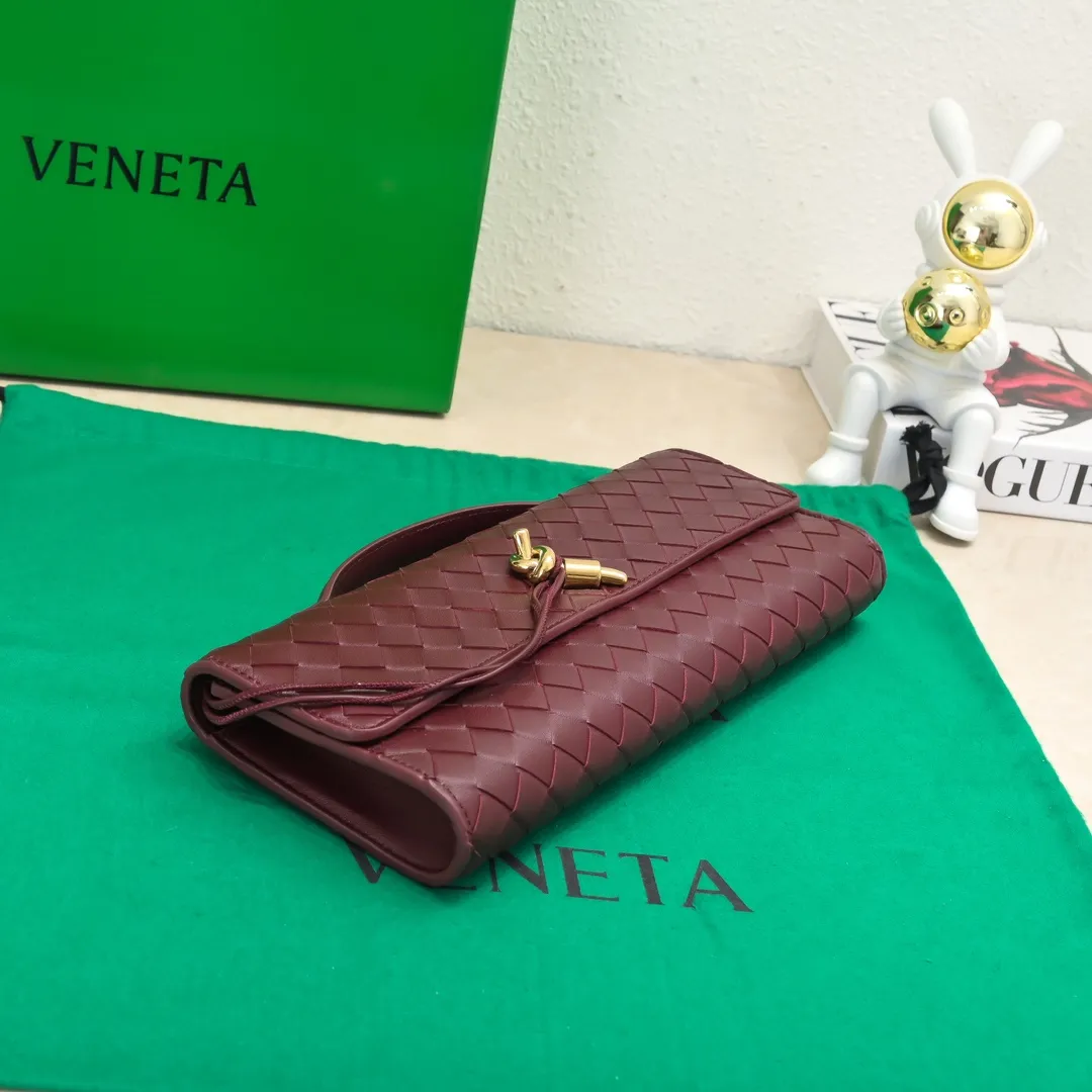 The batch of 1360 BV Andiamo evening handbags has been heavily planted again~ The designer aesthetics in the era of economic downturn are back. I fall in love with it at first sight and can't put it down. It's so beautiful and full of aura. The shape and texture are very competitive. It's light in weight and has sufficient capacity. It's a must-have for fashionistas. It's suitable for many occasions, minimalist, high-end and light luxury. Model No.: 741511 Size: 31*13*3cm